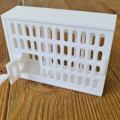 Lồng nhốt ong chúa diệt ve Varroa (Cage for queen bee - Käfig für Bienenkönigin)