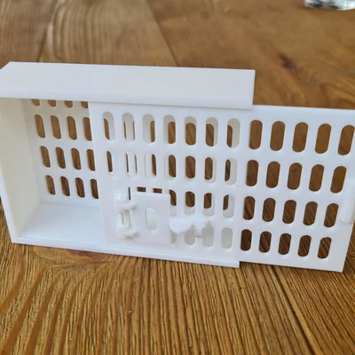 Lồng nhốt ong chúa diệt ve Varroa (Cage for queen bee - Käfig für Bienenkönigin)