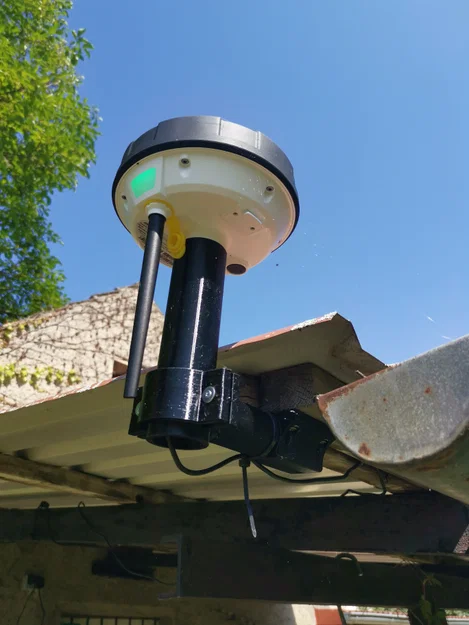 Giá treo anten RTK Mammotion dưới mái hiên - Giải pháp lắp đặt 3D - Image 1