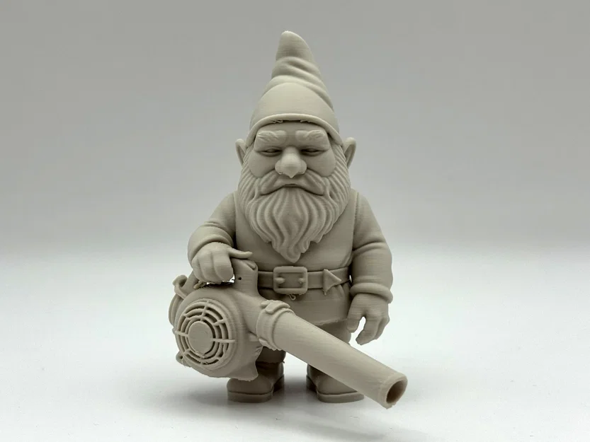 Chú lùn làm vườn thổi lá (Leaf Blower Garden Gnome) - Image 1