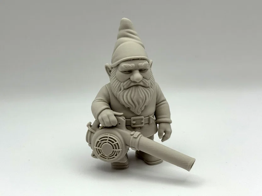 Chú lùn làm vườn thổi lá (Leaf Blower Garden Gnome) - Image 2