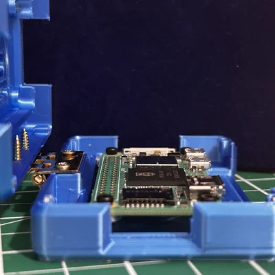 Vỏ hộp Ground Zero cho Pi Zero 2W có bản lề V1