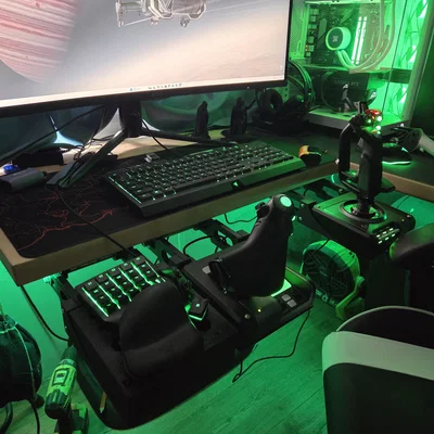 Giá treo dưới bàn Logitech X52 H.O.T.A.S giúp tối ưu góc chơi game