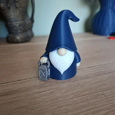 Midnight Lantern Gnome – Chú lùn giữ đèn đêm phong cách fantasy