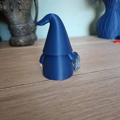 Midnight Lantern Gnome – Chú lùn giữ đèn đêm phong cách fantasy