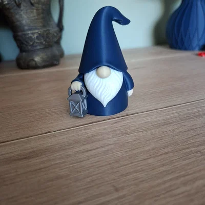 Midnight Lantern Gnome – Chú lùn giữ đèn đêm phong cách fantasy