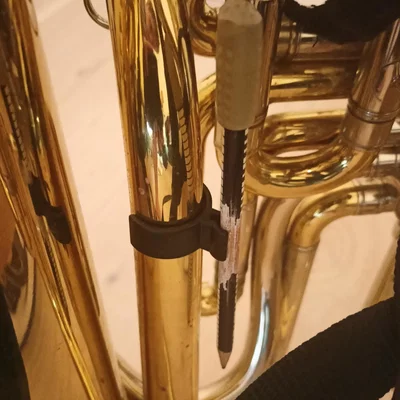 Kẹp giữ bút chì gắn kèn Tuba (Stifthalter für Tuba)