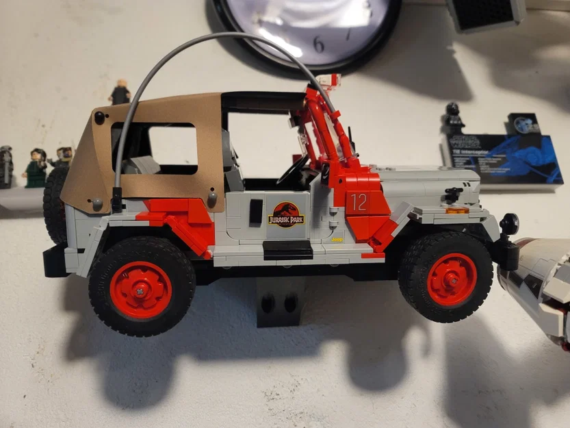 Giá treo tường độc đáo cho mô hình LEGO Jurassic Park Jeep Wrangler - Image 1