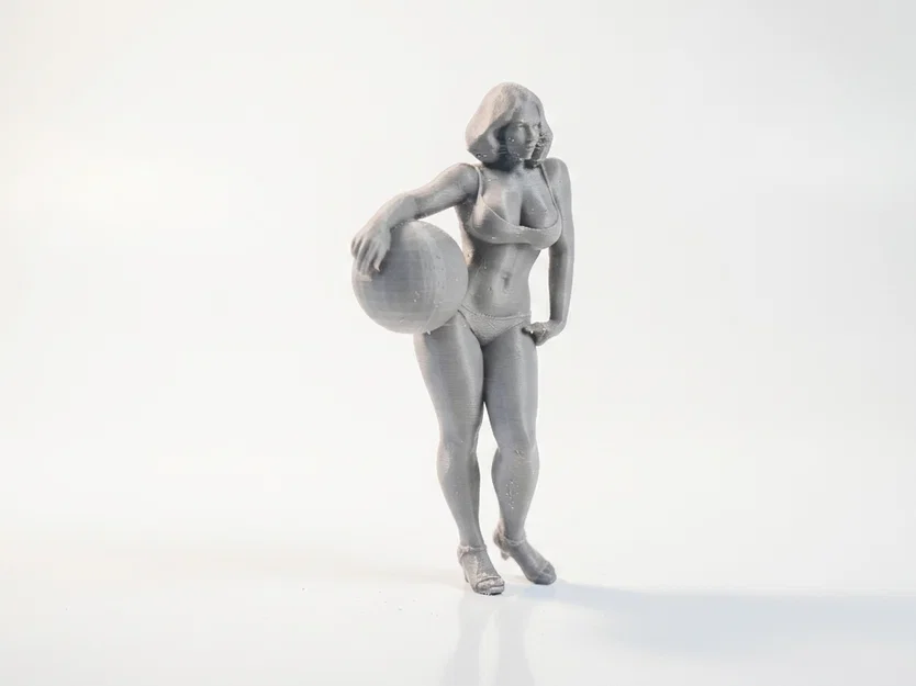 Mô hình nữ giới bikini cầm bóng in 3D đầy cuốn hút - Image 2