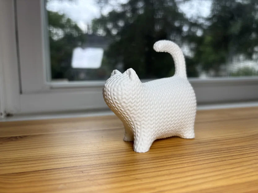 Mô hình chú mèo đan len dễ thương (The Knitted Cat) để bàn trang trí - Image 1