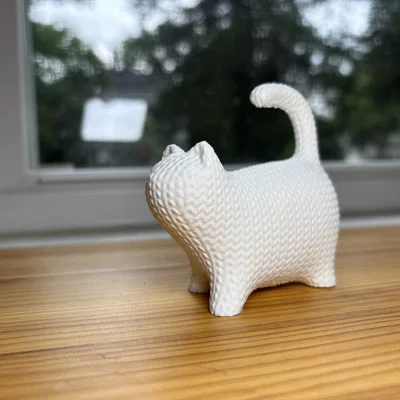 Mô hình chú mèo đan len dễ thương (The Knitted Cat) để bàn trang trí