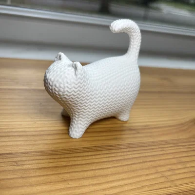 Mô hình chú mèo đan len dễ thương (The Knitted Cat) để bàn trang trí
