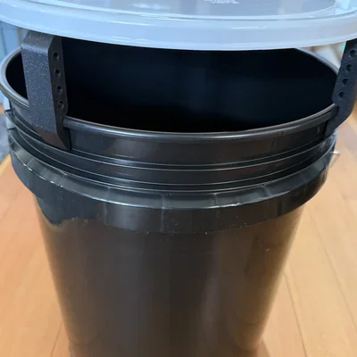 Kẹp Giữ Nắp Thùng 5 Gallon (Bucket Lid Spacer) - Giải Pháp Bẫy Muỗi Hiệu Quả