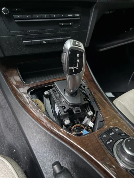 Giá đỡ cần số 8HP (F20/F30) cho BMW E90/E9X - Image 1