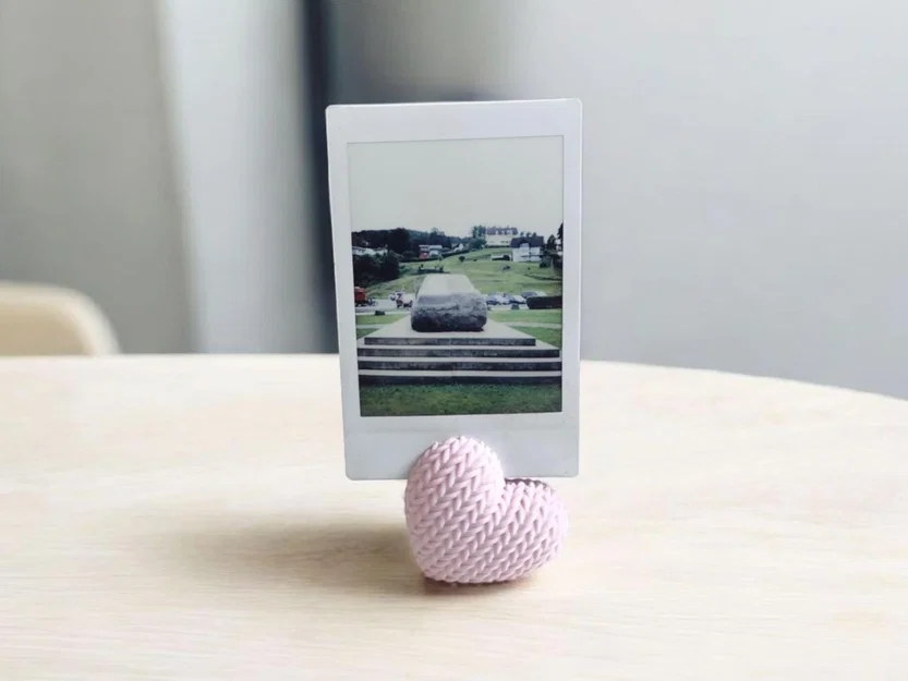Giá đỡ ảnh hình trái tim đan len (Knitted Heart photo stand) siêu xinh - Image 1