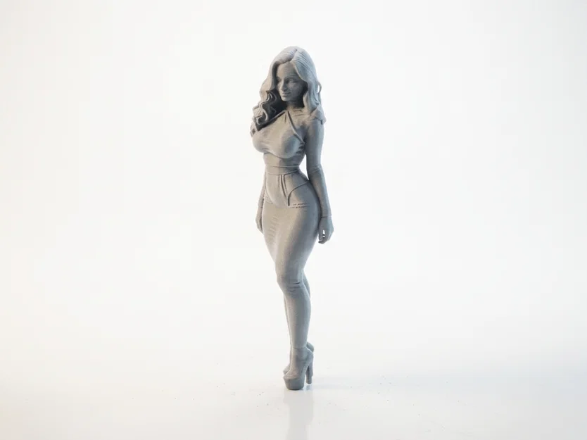 Mô hình Figurine nữ đường cong mềm mại - Tệp 3D có thể in - Image 1