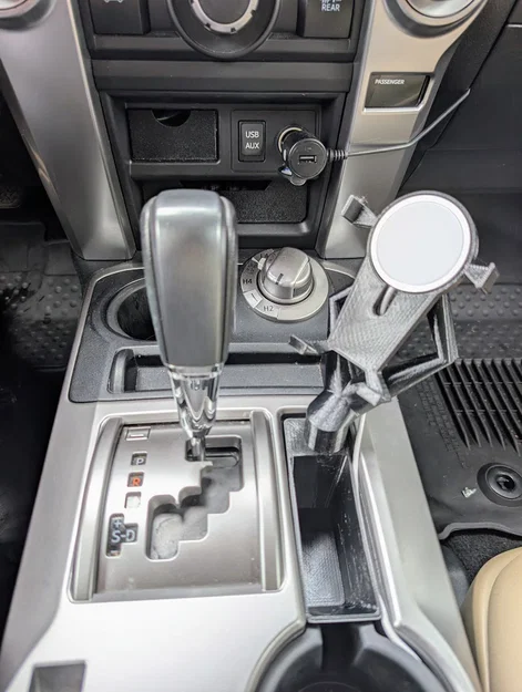 Giá đỡ điện thoại MagSafe hai cánh tay cho Toyota 4Runner đời thứ 5 - Image 1