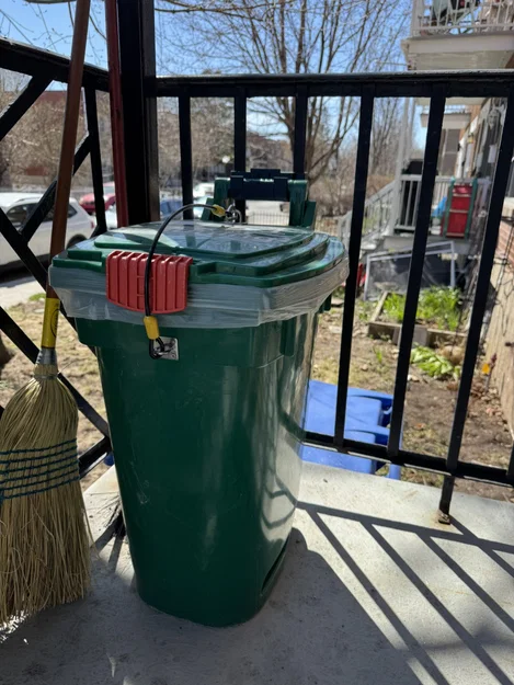Giá đỡ thùng ủ phân compost chống thú cưng - Kèm vòng khóa tay cầm - Image 1