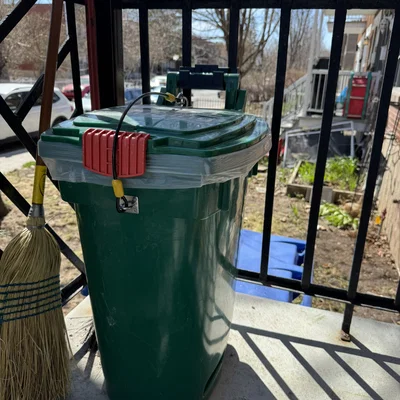 Giá đỡ thùng ủ phân compost chống thú cưng - Kèm vòng khóa tay cầm