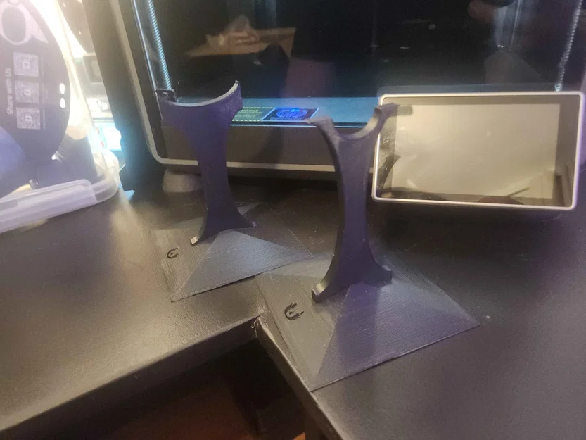 Giá đỡ thanh kiếm ánh sáng (Lightsaber Stand) đơn giản, chắc chắn - Image 1
