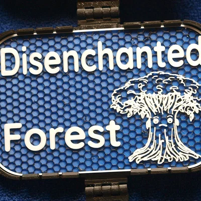 Bảng hiệu Disenchanted Forest (Khu rừng khó tính)