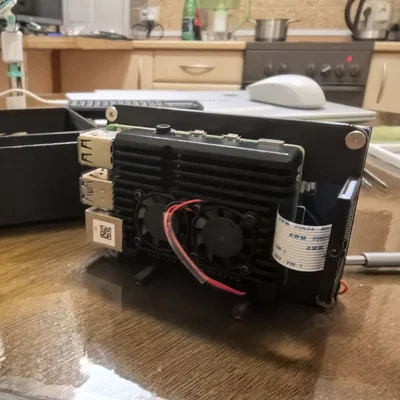 Cyberdeck Raspberry Pi 4 với màn hình 4,3 inch