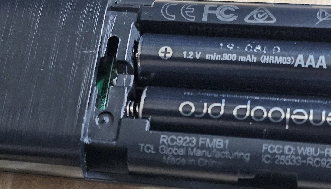 Miếng chặn sửa nắp pin điều khiển TCL RC923 - Image 2