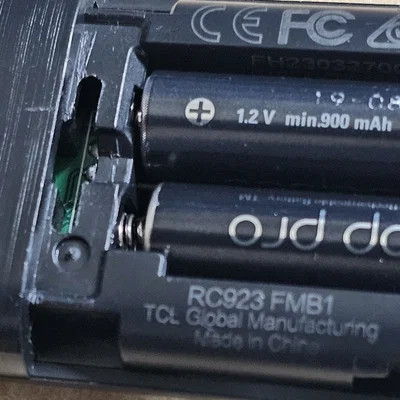 Miếng chặn sửa nắp pin điều khiển TCL RC923