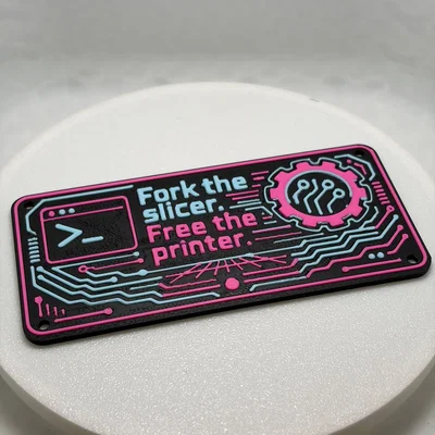 Fork the Slicer. Free the Printer. - Huy hiệu 3D phong cách Cyberpunk