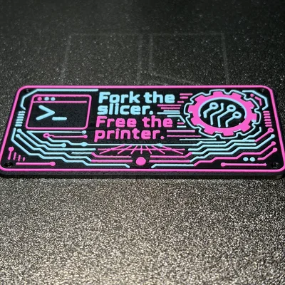Fork the Slicer. Free the Printer. - Huy hiệu 3D phong cách Cyberpunk