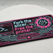 Fork the Slicer. Free the Printer. - Huy hiệu 3D phong cách Cyberpunk