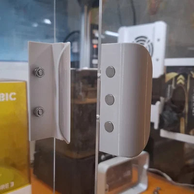 Tay nắm cửa acrylic có tích hợp nam châm