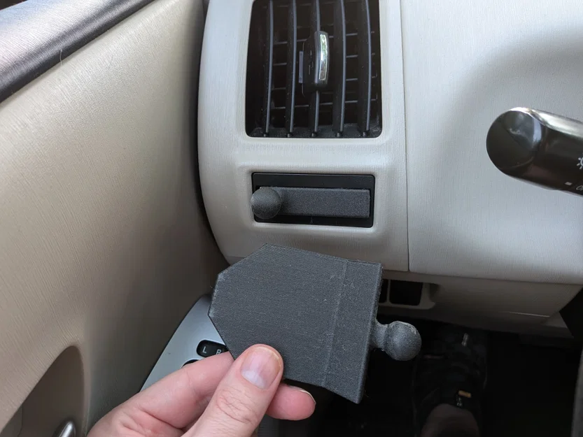 Giá đỡ điện thoại đầu bi gắn khe thẻ xe Toyota Prius - Image 3