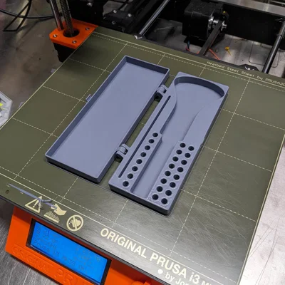 Hộp đựng dụng cụ mở nắp đồng hồ với nắp in liền khối (Print-in-Place)