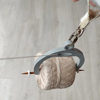 Dụng cụ giữ len góc nghiêng (Open Angled Yarn Minder)