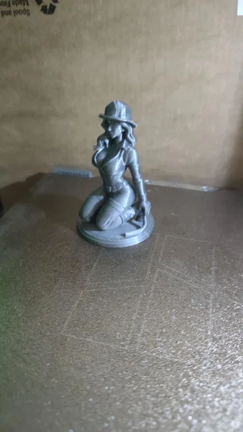 Mô hình nữ lính cứu hỏa Sexy Firefighter 10cm để bàn độc đáo - Image 2