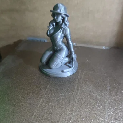 Mô hình nữ lính cứu hỏa Sexy Firefighter 10cm để bàn độc đáo