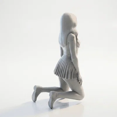 Mô hình tượng cô gái quỳ gối in 3D nghệ thuật