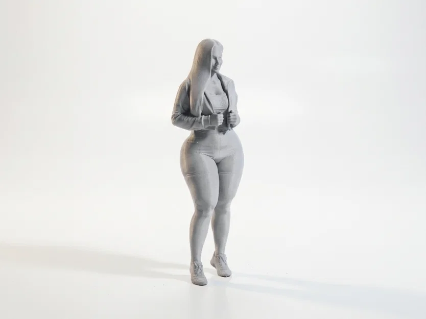 Mô hình tượng quý cô mặc áo khoác và quần short in 3D - Image 2