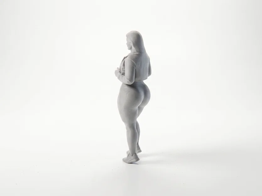 Mô hình tượng quý cô mặc áo khoác và quần short in 3D - Image 4