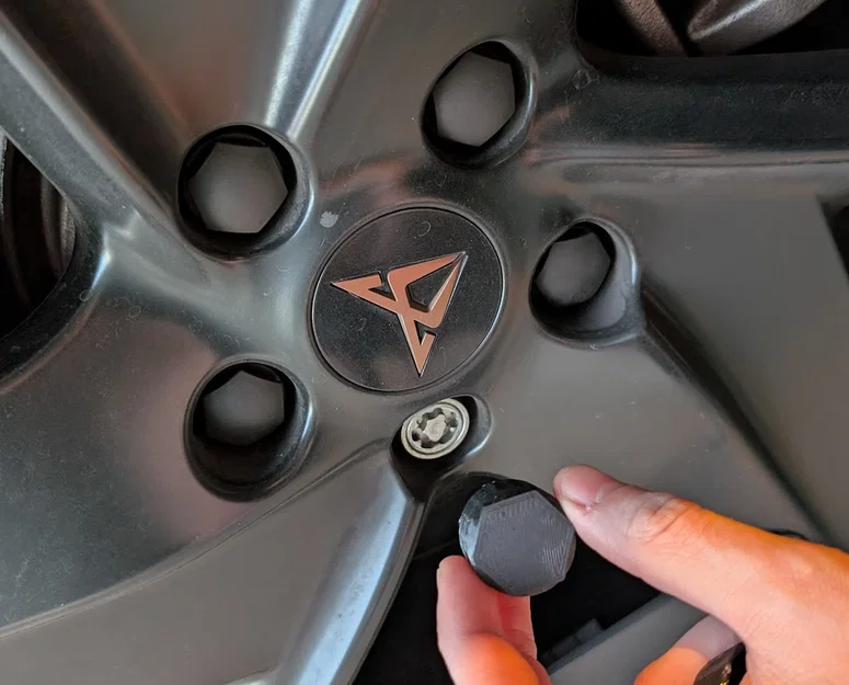 Nắp chụp ốc bánh xe Cupra Born - Image 1