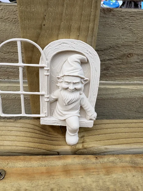 Tượng Chú Lùn Bên Cửa Sổ (Window Gnome) - Image 1