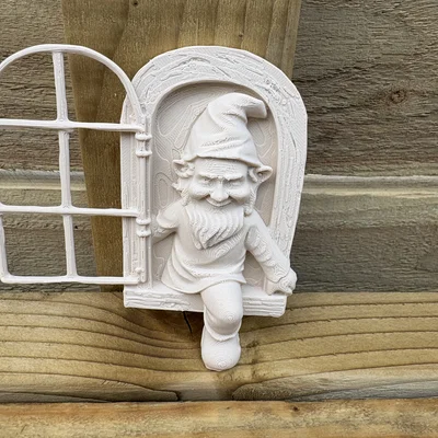 Tượng Chú Lùn Bên Cửa Sổ (Window Gnome)