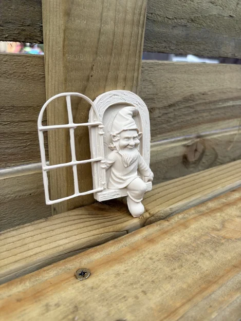 Tượng Chú Lùn Bên Cửa Sổ (Window Gnome) - Image 2