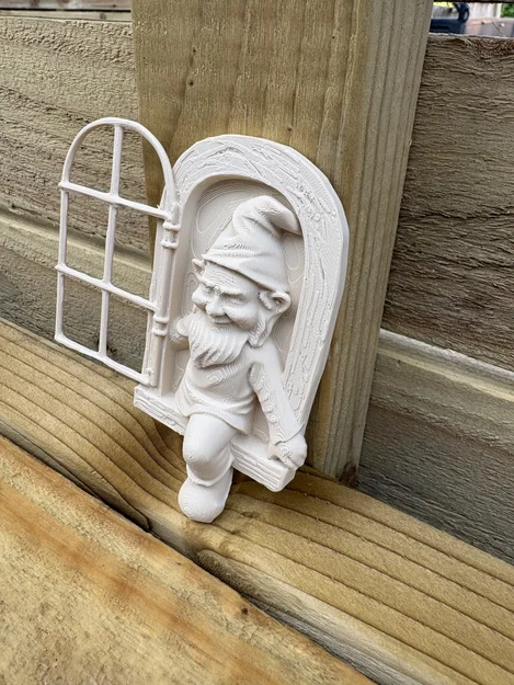 Tượng Chú Lùn Bên Cửa Sổ (Window Gnome) - Image 3
