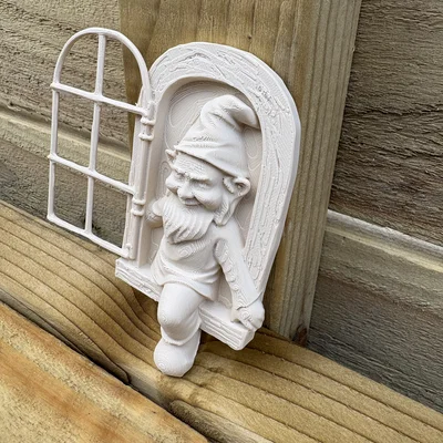 Tượng Chú Lùn Bên Cửa Sổ (Window Gnome)