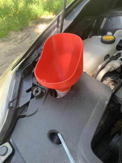 Phễu châm nước rửa kính tiện lợi cho Toyota Corolla E150 - Image 1