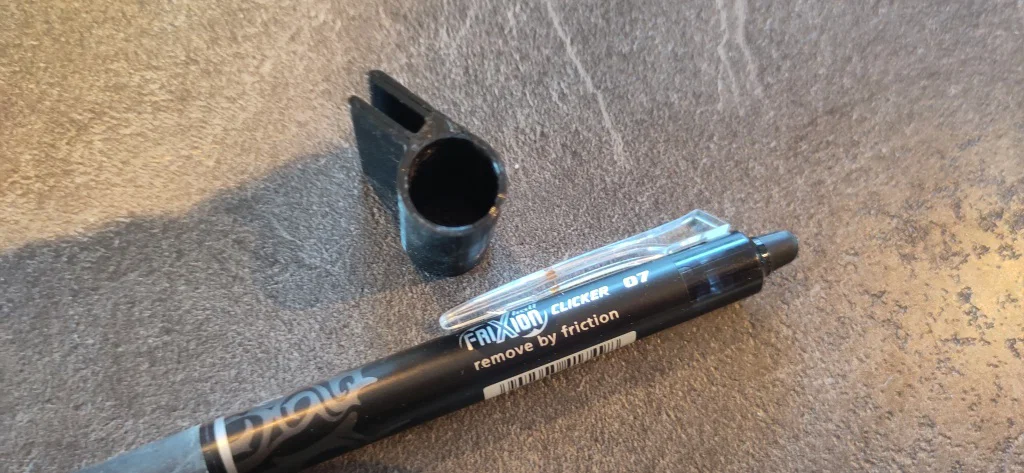 Kẹp giữ bút Pilot Frixion Ball cho bảng kẹp tài liệu Biltema - Image 1