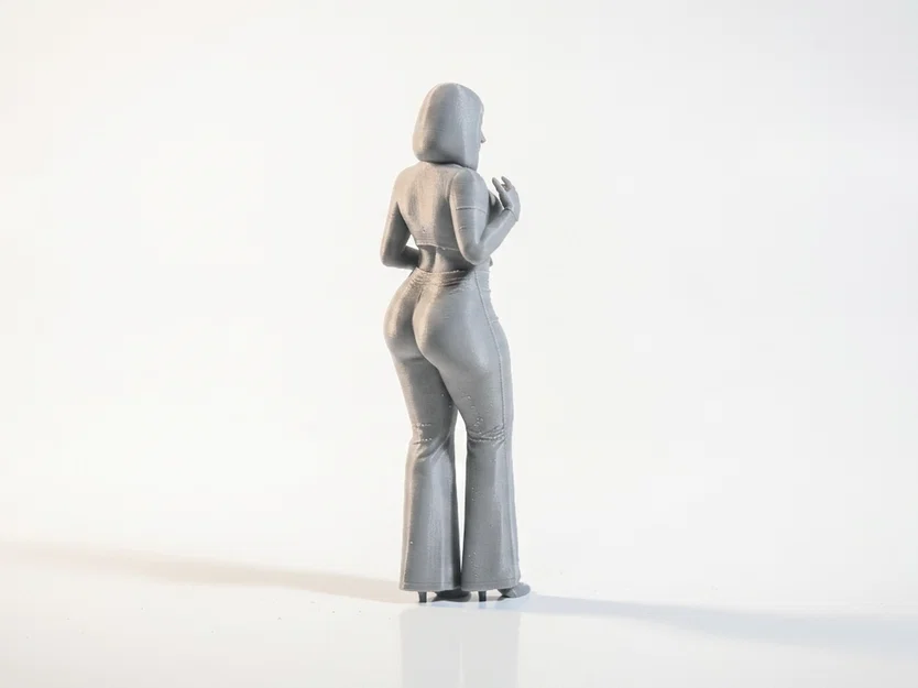 Mô hình 3D người phụ nữ với cử chỉ bàn tay (Lady With Palm Out) - Image 2