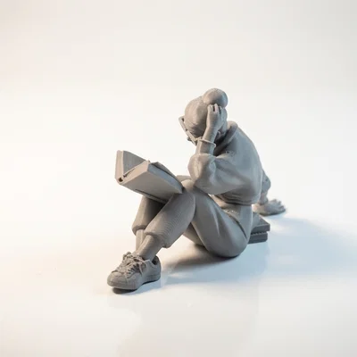 Mô hình 3D người phụ nữ ngồi đọc sách